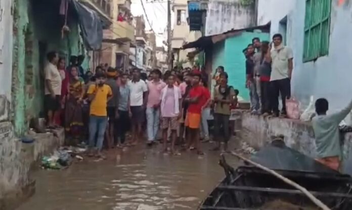 बिहार: छपरा में भरभराकर गिरी मंदिर की दीवार, मलबे में दबने से 2 बच्चों की मौत और एक के घायल होने की खबर