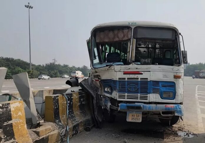 हरियाणा: यात्रियों से भरी बस का प्रेशर पाइप फटा, अनियंत्रित होकर डिवाइडर से टकराई, 22 यात्रियों के घायल होने की खबर