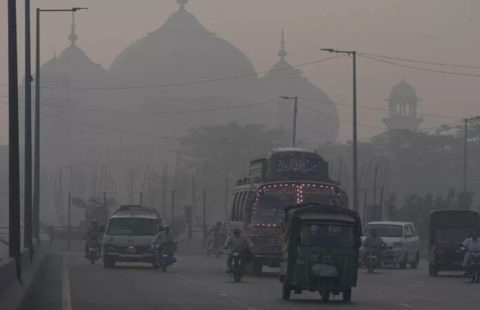 पाकिस्तान में बेहद खतरनाक स्तर पर पहुंचा प्रदूषण, कई जिलों में पार्क-स्कूल बंद