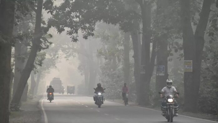 कोहरे के आगोश में उत्तर प्रदेश, रात ने समझा ठंड का इशारा, गिरने लगा न्यूनतम पारा