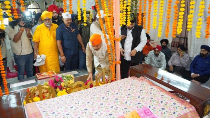 मप्र: सीएम मोहन यादव ने गुरु नानक जयंती के अवसर पर भोपाल के गुरुद्वारे में मत्था टेका