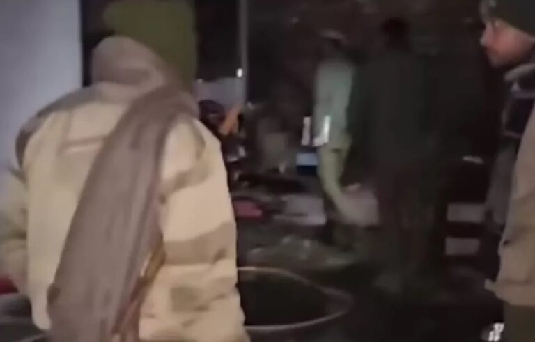 जम्मू-कश्मीर: कठुआ में बड़ा हादसा, रिटायर्ड डीएसपी के घर में लगी आग, दम घुटने से 6 लोगों की मौत की खबर