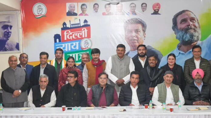 दिल्ली चुनाव से पहले AAP को तगड़ा झटका, कांग्रेस में शामिल हुए 200 से अधिक कार्यकर्ता