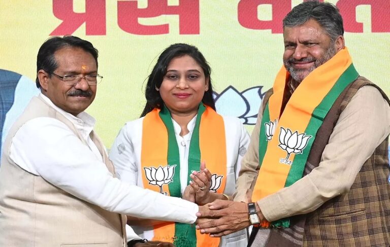 दिल्ली चुनाव से पहले  आम आदमी पार्टी को लगा झटका, पार्षद प्रियंका समेत कई नेताओं ने छोड़ी पार्टी