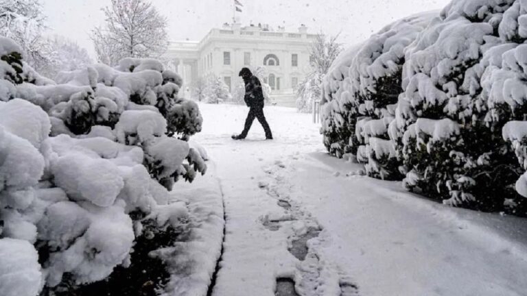 अमेरिका में बर्फीले तूफान का अलर्ट, 6 करोड़ लोगों पर डायरेक्ट असर; कुछ राज्यों में इमरजेंसी घोषित