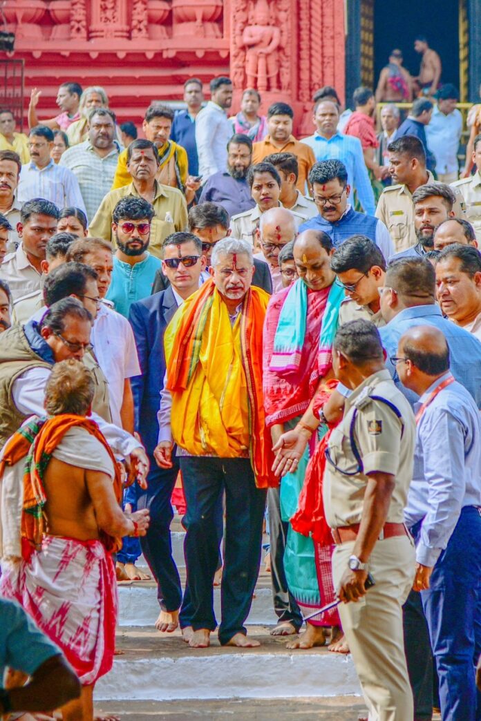 Puri: EAM Jaishankar visits Jagannath Temple