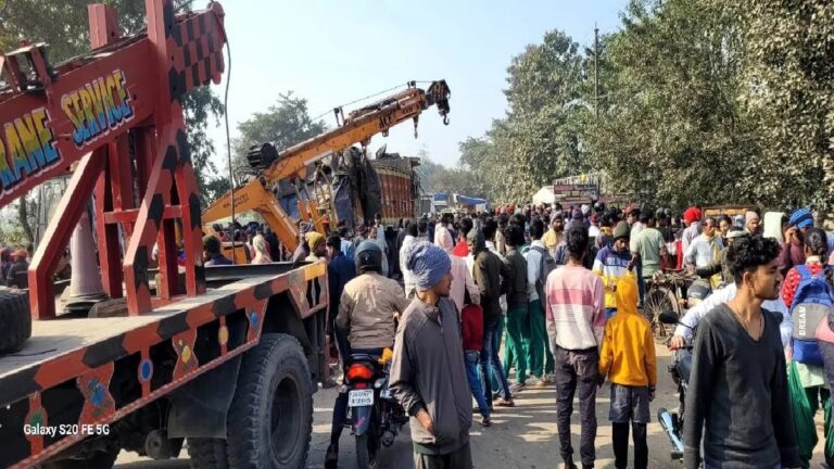 झारखंड: रामगढ़ में दर्दनाक हादसा, आलू लदे ट्रक ने स्कूली ऑटो में मारी टक्कर; ड्राइवर और 3 बच्चों की मौत की खबर