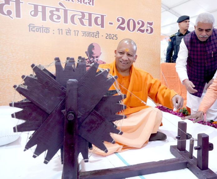 उप्र: सीएम योगी ने लखनऊ में खादी महोत्सव 2025 का किया उद्घाटन