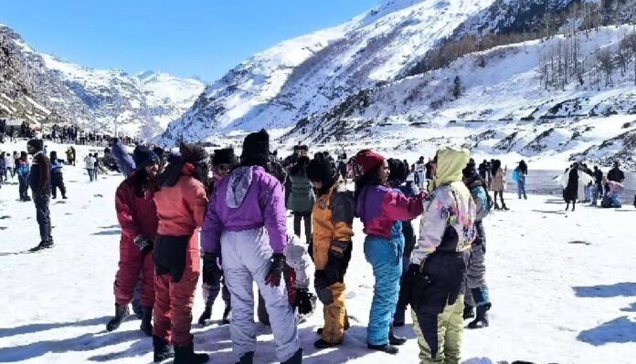 हिमाचल प्रदेश में 5 डिग्री तक गिरा पारा, आज से बारिश और बर्फबारी की संभावना