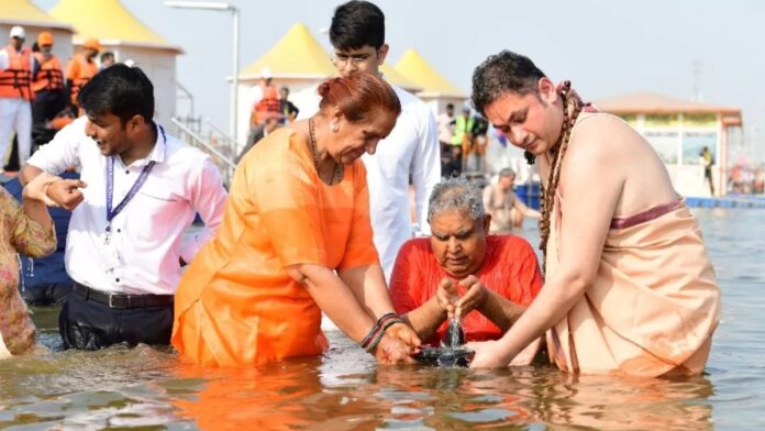 पावन संगम में उपराष्ट्रपति धनखड़ ने लगाई डुबकी, बोले- धन्य हुआ जीवन; हनुमान मंदिर में सीएम योगी के साथ किया दर्शन-पूजन