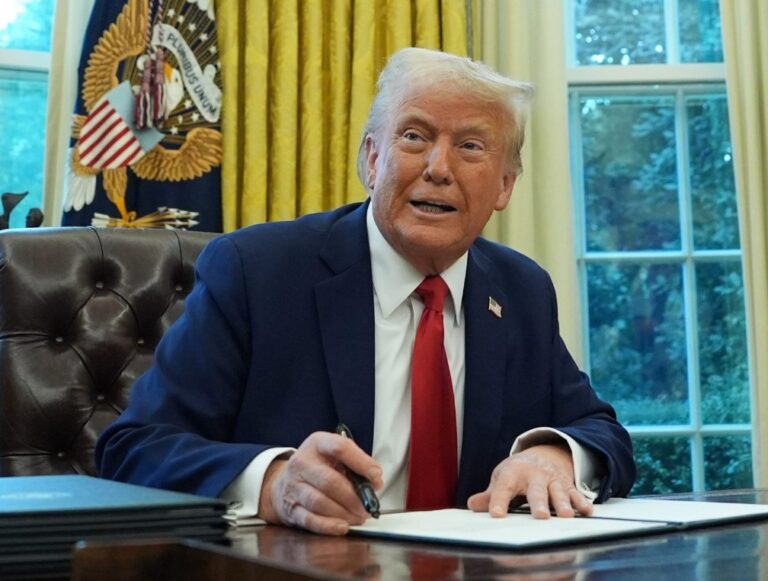 अमेरिकी राष्ट्रपति ट्रंप ने मेक्सिको और कनाडा पर लगने वाले टैरिफ को एक महीने के लिए रोका, चीन पर टैरिफ आज से लागू