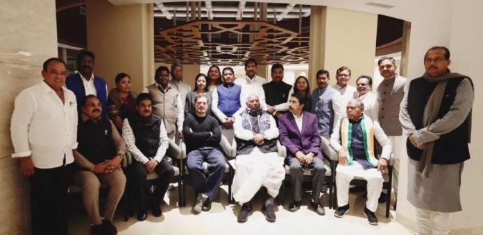 दिल्ली में मल्लिकार्जुन खरगे और राहुल गांधी से मिले झारखंड कांग्रेस के मंत्री और विधायक