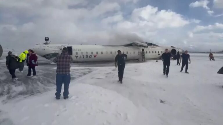 कनाडा: टोरंटो एयरपोर्ट पर बड़ा हादसा, लैंडिंग के वक्त बर्फीली जमीन पर पलटा विमान
