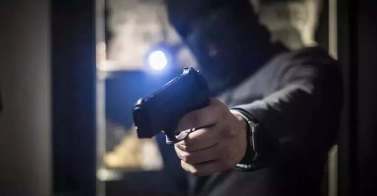 दिल्ली: करावल नगर में दिनदहाड़े ज्वेलरी शॉप में डकैती, 50 लाख के गहने और कैश लूटे