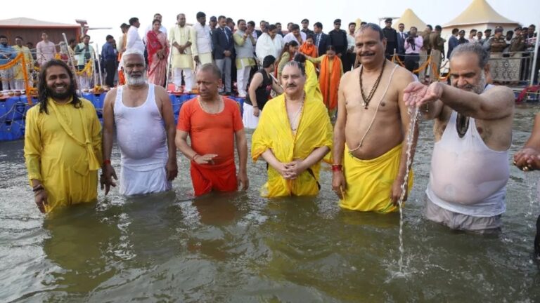 महाकुंभ में भाजपा अध्यक्ष जेपी नड्डा ने सीएम योगी के साथ लगाई आस्था की डुबकी
