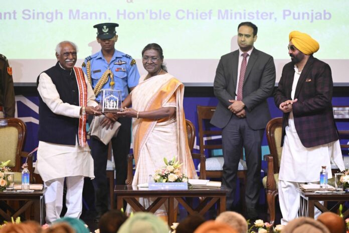 मोहाली में राष्ट्रपति मुर्मू ने पंजाब सरकार की ओर से उनके सम्मान में आयोजित नागरिक अभिनंदन समारोह में भाग लिया