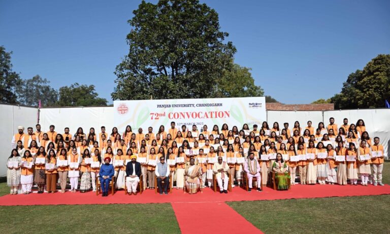 राष्ट्रपति मुर्मू ने पंजाब विश्वविद्यालय के 72वें दीक्षांत समारोह की अध्‍यक्षता की