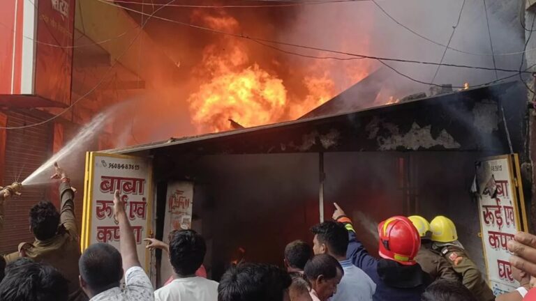 नालंदा में रुई की दुकान में लगी भीषण आग, बैंक समेत कई अन्य दुकानें भी चपेट में आईं