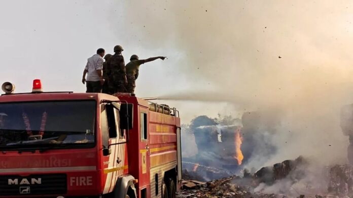 गुजरात में पेपर मिल में लगी आग, भारतीय सेना ने चलाया बचाव अभियान