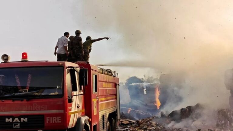 गुजरात में पेपर मिल में लगी आग, भारतीय सेना ने चलाया बचाव अभियान