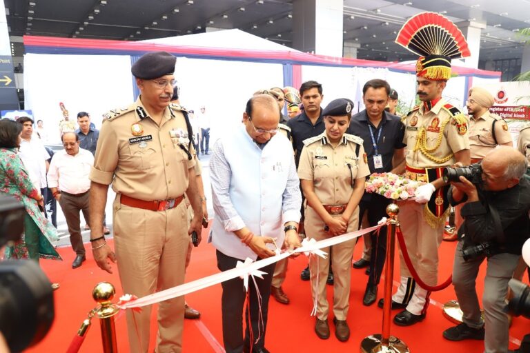दिल्ली के उपराज्यपाल विनय कुमार सक्सेना ने इंदिरा गांधी हवाई अडडे पर एक स्मार्ट पुलिस बूथ का किया उद्घाटन