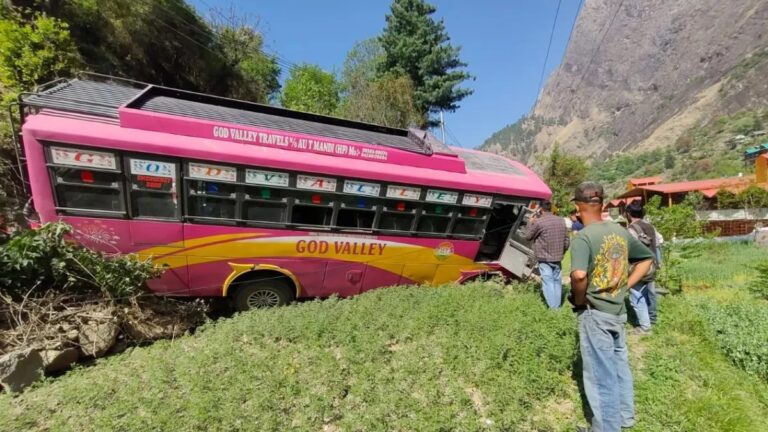 हिमाचल प्रदेश: कुल्लू में बड़ा सड़क हादसा, अनियंत्रित होकर खेतों में गिरी बस; 25 लोगों के घायल होने की खबर