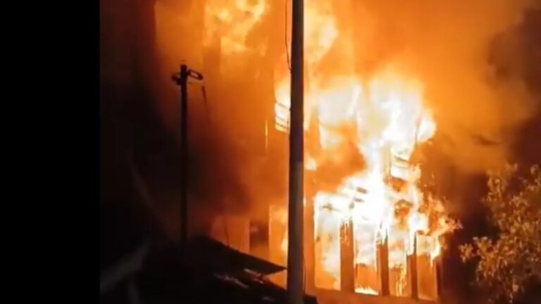 पुणे की एक इमारत में लगी भीषण आग, मौके पर पहुंची फायर ब्रिगेड की 5 टीमें