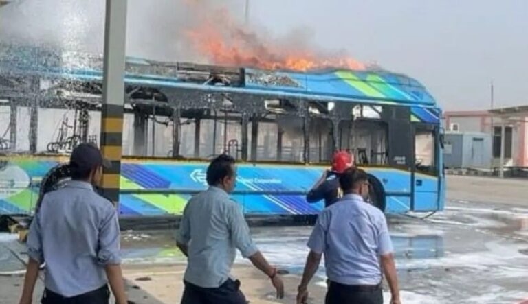 दिल्ली: रोहिणी के डीटीसी डिपो में बस में अचानक लगी आग