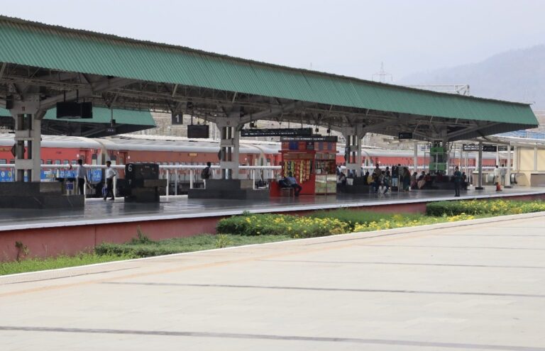 रेल मंत्री अश्विनी वैष्णव ने उत्तराखंड में ऋषिकेश रेलवे स्टेशन का किया निरीक्षण