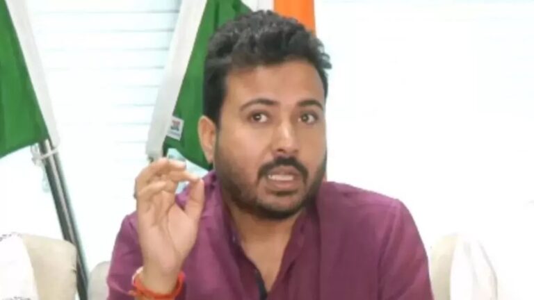 आम आदमी पार्टी के नेता दुर्गेश पाठक के घर पर सीबीआई की छापेमारी