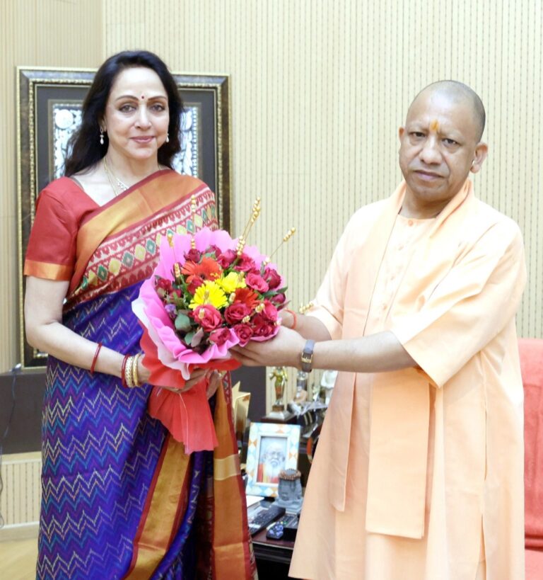 भाजपा सांसद हेमा मालिनी ने लखनऊ में उत्तर प्रदेश के सीएम योगी आदित्यनाथ से मुलाकात की