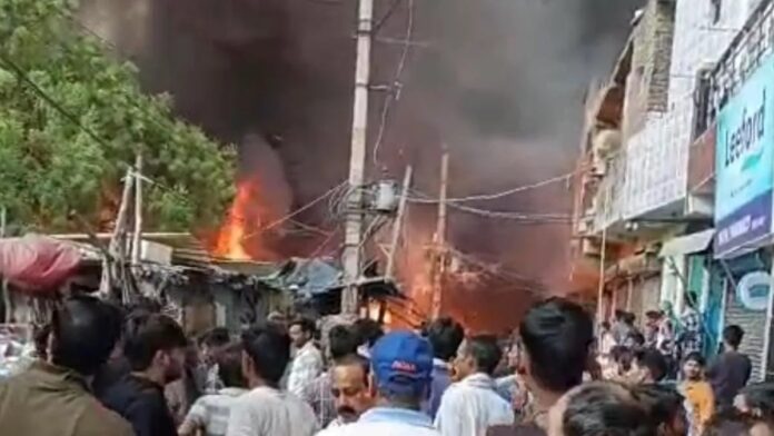 दिल्ली: रोहिणी के सेक्टर-17 में लगी भीषण आग, 2 बच्चों की मौत और 150 झुग्गियां जलकर राख