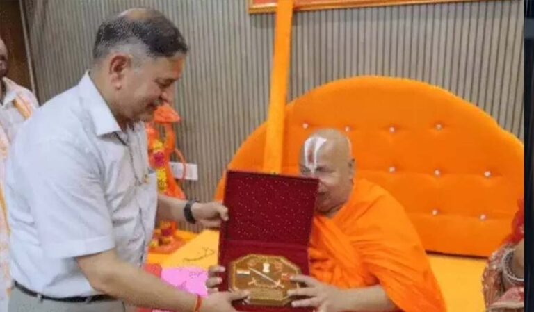 आर्मी चीफ ने रामभद्राचार्य से ली राम मंत्र की दीक्षा, दक्षिणा में जगद्गुरु ने मांग लिया POK