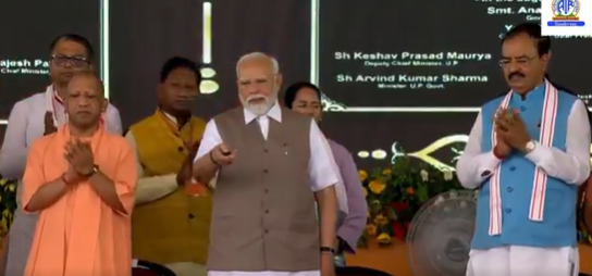 प्रधानमंत्री मोदी ने कानपुर में 47,573 करोड़ रुपये से अधिक की 15 मेगा विकास-परियोजनाओं का लोकार्पण और शिलान्यास किया