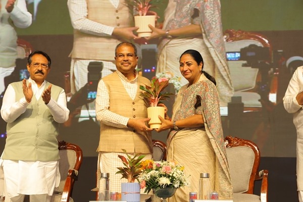 केंद्रीय मंत्री धर्मेंद्र प्रधान और दिल्ली की सीएम रेखा गुप्ता ने 400 देवी ई-बसों को दिखाई हरी झंडी