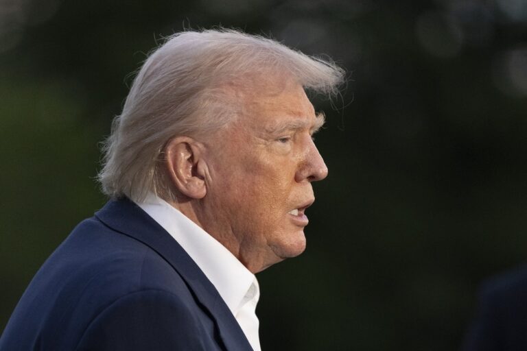 अमेरिकी राष्ट्रपति डोनाल्ड ट्रंप ने स्वेच्छा से देश छोड़ने वाले अवैध अप्रवासियों को एक हजार डॉलर और यात्रा व्यय देने की घोषणा की