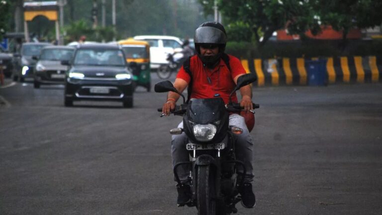 दिल्ली-एनसीआर में आंधी-बारिश का अलर्ट, 50 किमी की रफ्तार से चलेंगी हवाएं