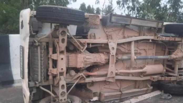 हरदोई: टायर फटने से पलटी बोलेरो, बच्चे समेत 2 की मौत और 9 के घायल होने की खबर हरदोई: टायर फटने से पलटी बोलेरो, बच्चे समेत 2 की मौत और 9 के घायल होने की खबर