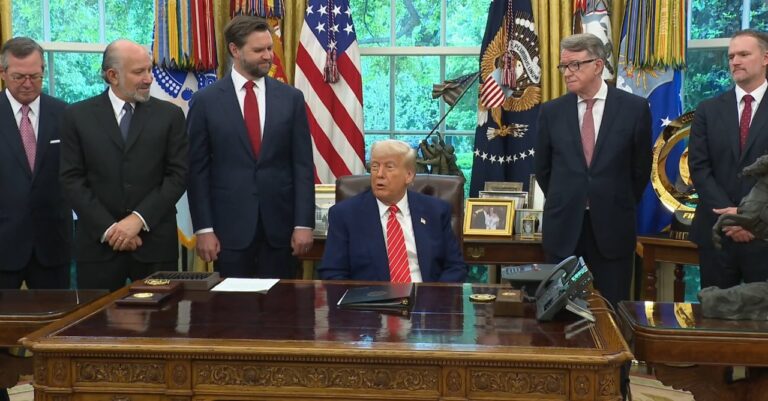 अमेरिका के राष्ट्रपति डोनल्ड ट्रंप ने ब्रिटेन के साथ विशेष व्यापार समझौते की घोषणा की