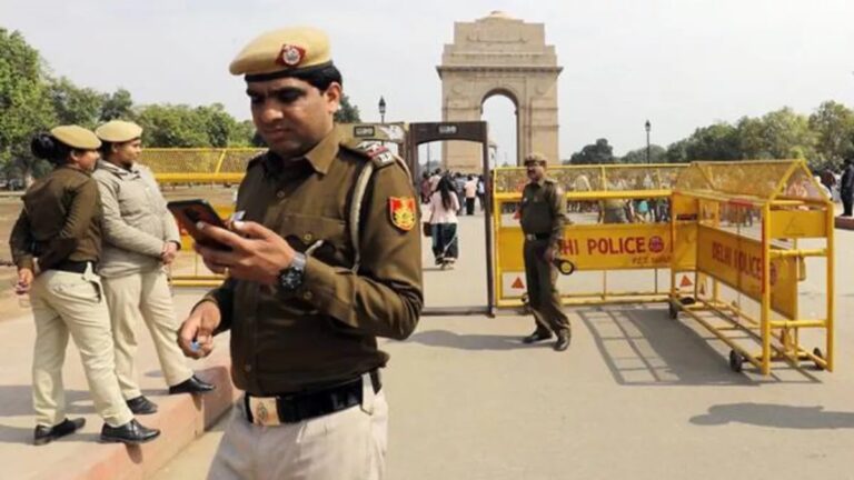 भारत-पाक के बीच बढ़ते तनाव के चलते दिल्ली में हाई अलर्ट, सरकारी कर्मचारियों की छुट्टियां रद्द; अतिरिक्त सुरक्षाबल तैनात