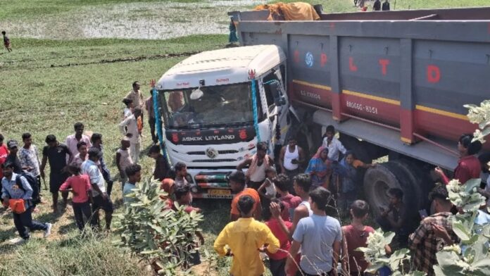 सीतामढ़ी में दर्दनाक हादसा, हाईवा ने ई-रिक्शा को मारी टक्कर, 3 की मौत की खबर