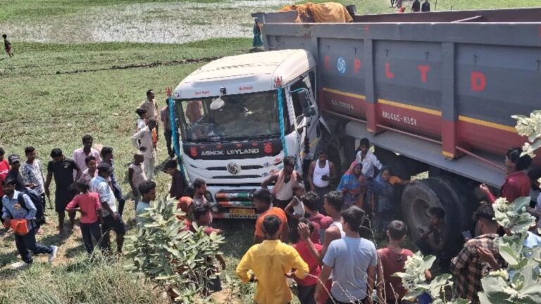 सीतामढ़ी में दर्दनाक हादसा, हाईवा ने ई-रिक्शा को मारी टक्कर, 3 की मौत की खबर