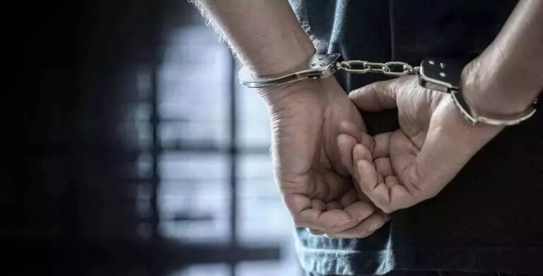 सीबीआई : 70 लाख रुपये की रिश्वत मामले में आयकर कमिश्नर गिरफ्तार, आवास से नकदी बरामद