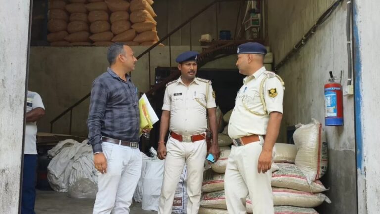 मुजफ्फरपुर : बेला में नकली चिप्स फैक्ट्री पर छापा, रैपर और पैकेजिंग की सामग्री जब्त