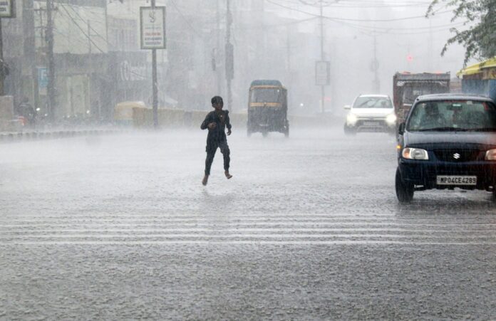मौसम विभाग ने कर्नाटक, केरल, तमिलनाडु और पुद्दुचेरी में भारी वर्षा का अनुमान व्‍यक्‍त किया