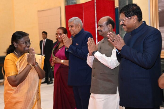 राष्ट्रपति द्रौपदी मुर्मू ने भारत के नए मुख्य न्यायाधीश न्यायमूर्ति भूषण रामकृष्ण गवई के स्वागत में रात्रिभोज का आयोजन किया