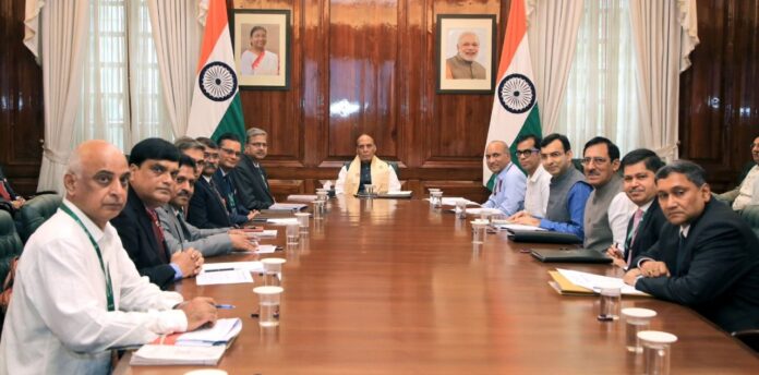 रक्षा मंत्री राजनाथ सिंह ने 8 रक्षा सार्वजनिक क्षेत्र उपक्रमों के प्रदर्शन की समीक्षा की