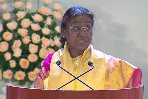 देश में अनेक भाषाएँ और असंख्य बोलियाँ भारतीयता की भावना को प्रतिध्वनित करती हैं - राष्ट्रपति द्रौपदी मुर्मू देश में अनेक भाषाएँ और असंख्य बोलियाँ भारतीयता की भावना को प्रतिध्वनित करती हैं - राष्ट्रपति द्रौपदी मुर्मू