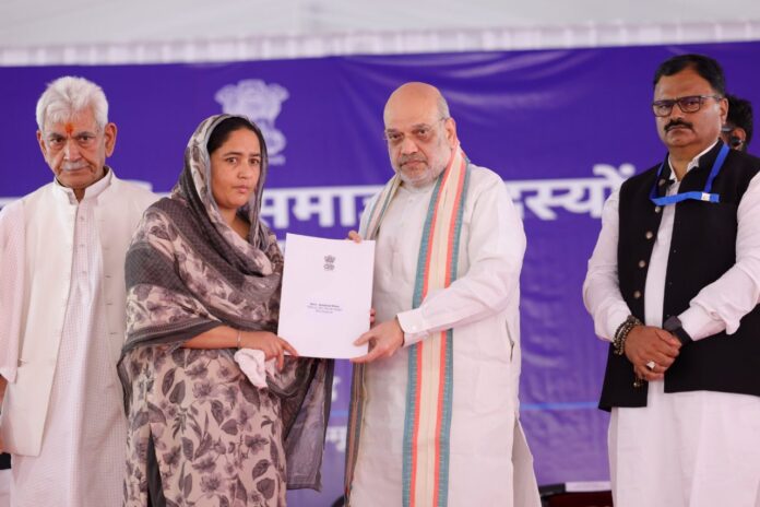 केंद्रीय गृहमंत्री अमित शाह ने जम्‍मू-कश्‍मीर के पुंछ का दौरा कर गोलाबारी से प्रभावित लोगों के लिए विशेष राहत पैकेज की घोषणा की