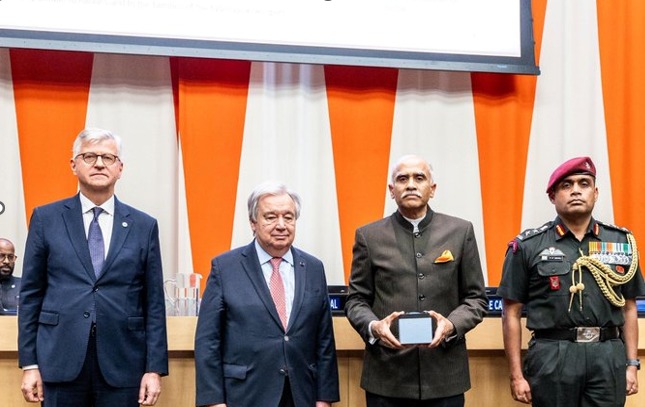 संयुक्त राष्ट्र ने शांति मिशन में सेवा के दौरान शहीद हुए शांतिरक्षक ब्रिगेडियर अमिताभ झा और हवलदार संजय सिंह को डैग हैमरशॉल्ड पदक से सम्मानित किया